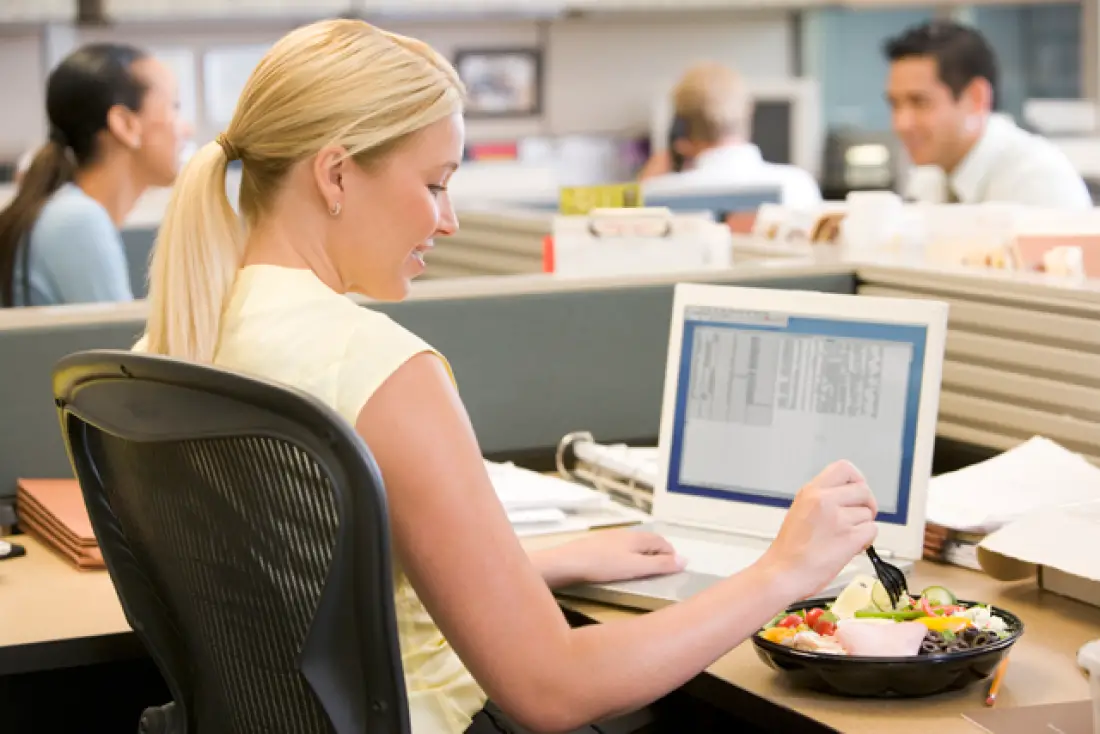 ¿Sueles comer en tu escritorio? Entérate de las consecuencias ¿Sueles comer en tu escritorio? Entérate de las consecuencias
