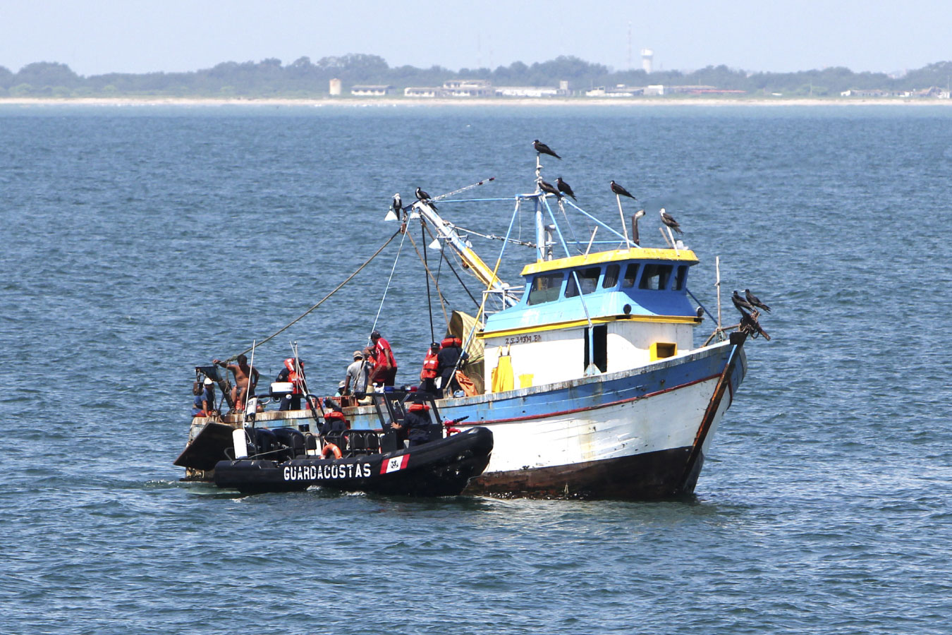 Intervienen embarcaciones con más de 13 toneladas de pesca ilícita en el norte del Perú Intervienen embarcaciones con más de 13 toneladas de pesca ilícita en el norte del Perú