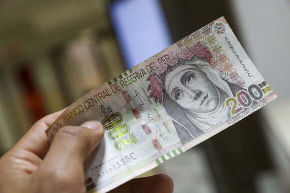 ¿Qué hacer si el cajero automático arroja billetes falsos?