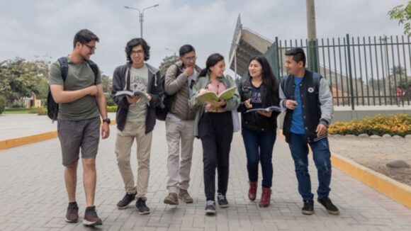 el Pronabec ofreció un programa llamado Beca Continuidad de Estudios, dirigido a 10,001 alumnos con buen rendimiento académico, que estudien en universidades, escuelas e institutos tecnológicos (públicos y privados).