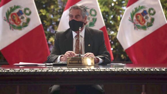 Francisco Sagasti anuncia la cancelación de vuelos a Europa por dos semanas.