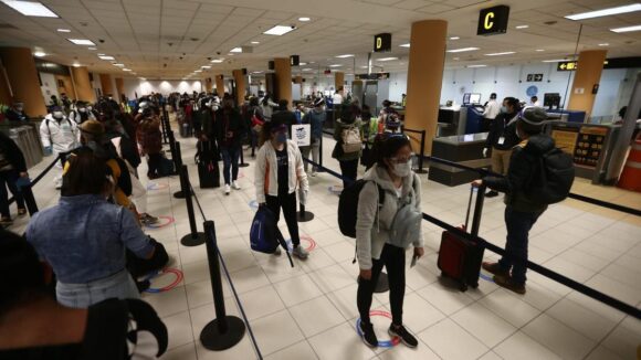 Advierten que se acaba el combustible de aviación y subirían pasajes de vuelos