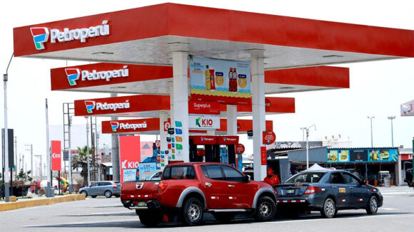 Perú sufre por los altos precios de combustibles