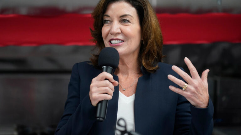 Kathy Hochul Hoja De Vida Biografía Y Perfil Conoce Aquí Quién Es La Nueva Gobernadora De 