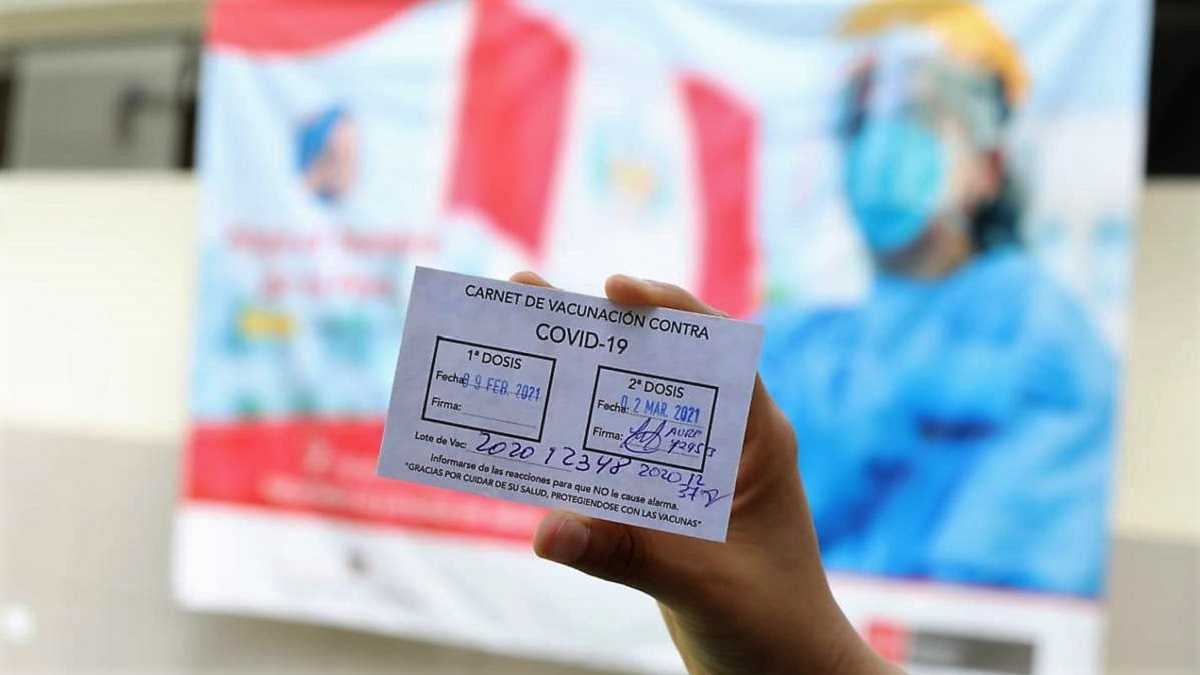 Mayores de 50 años deberán presentar carné de vacunación para entrar a espacios cerrados