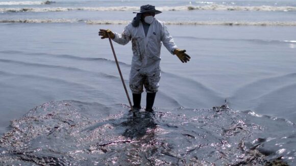 Derrame de petróleo llegará a Piura en cinco días, según experto