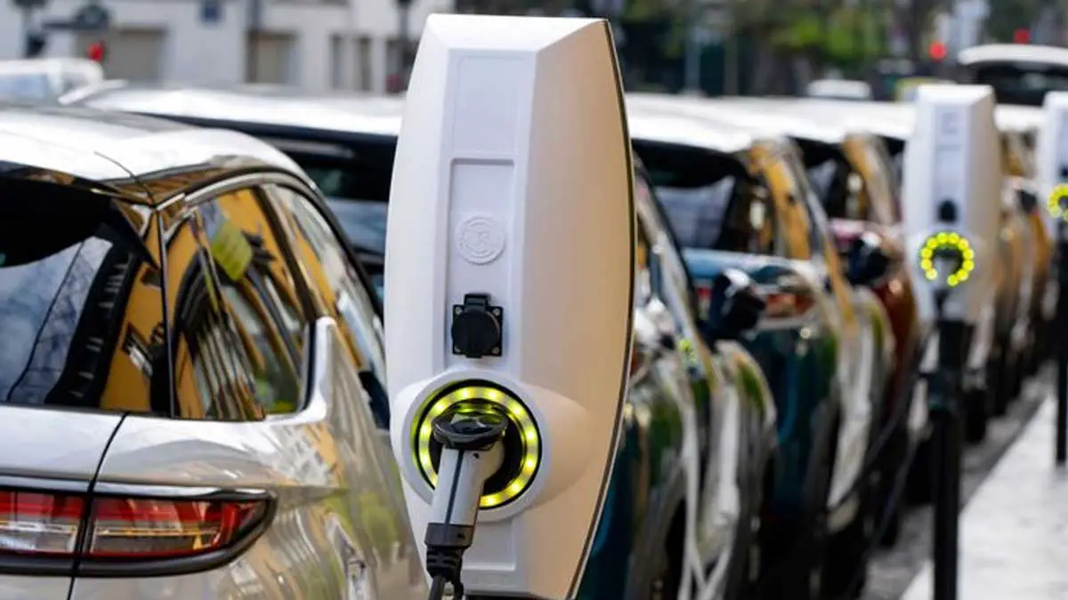 Millenials invierten más en megatendencia de vehículos eléctricos, según Renta4