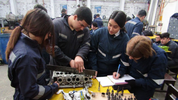Día del Mecánico Automotriz: solo un 1.2% de mujeres estudian esta carrera