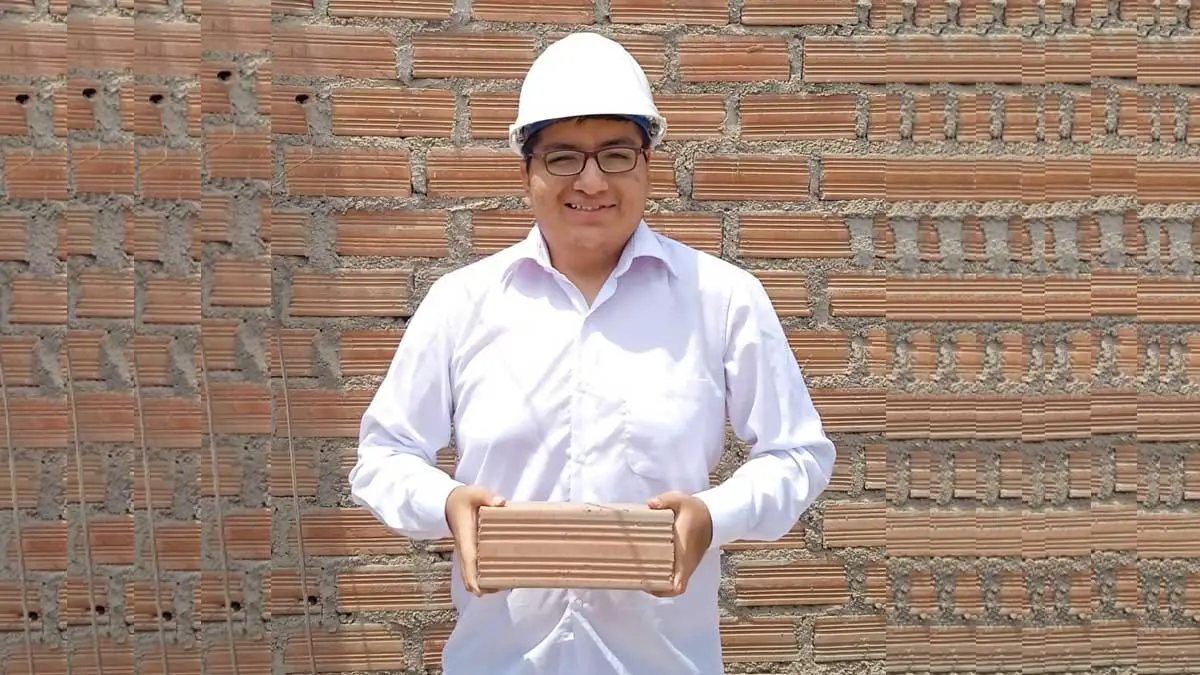 Antony, el talento que convierte los desechos mineros en ladrillos de construcción