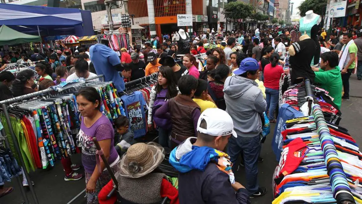 Confeccionistas de Gamarra llevan sus talleres a sus viviendas