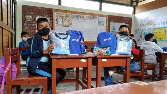Enel benefició a más de 1500 estudiantes de la provincia de Talara con entrega de kits escolares