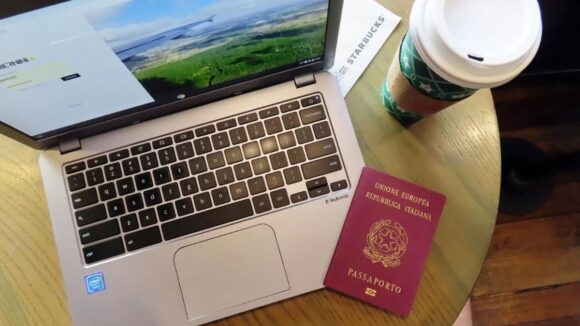 ¿Qué debo tener en cuenta si salgo del país con mi laptop para evitar pagar impuestos?