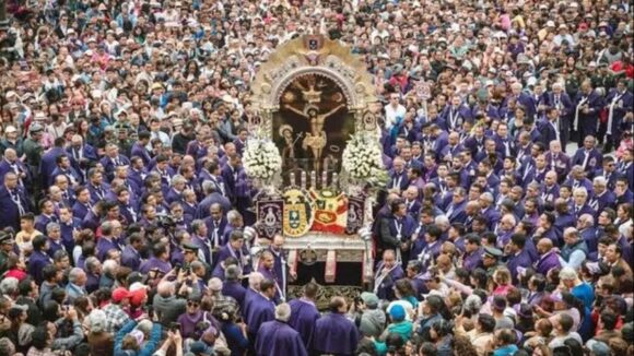Prosesión del Señor de los Milagros en Lima