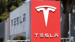 Tesla denuncia
