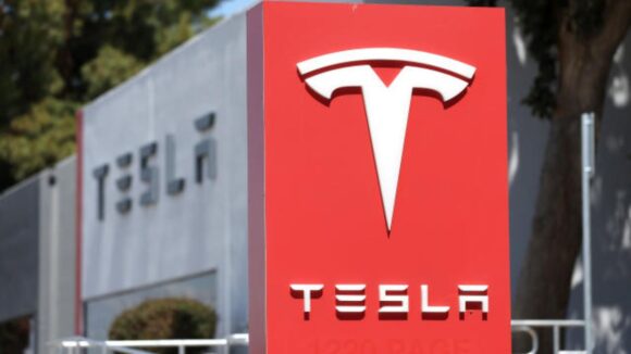Tesla denuncia