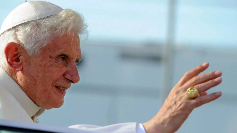 murió benedicto xvi por qué renunció