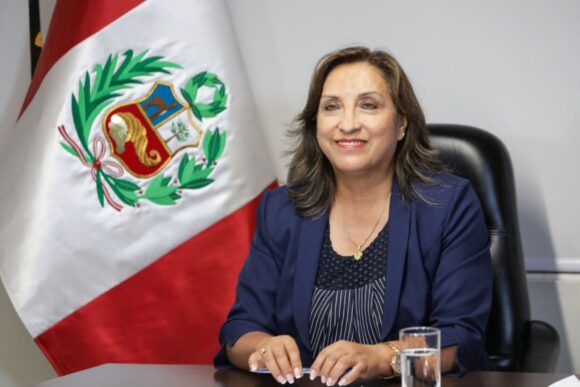 quién es Dina Boluarte hoja de vida, formación, experiencia
