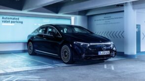 ¿Aparcar con un solo botón y sin conductor? Así es el innovador sistema de Mercedes