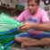 Joven transforma botellas de plástico a escobas y se vuelve viral en Youtube