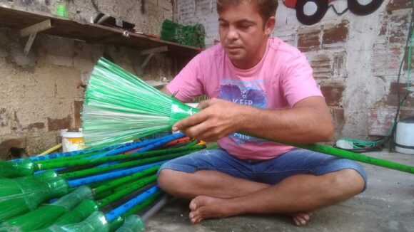 Joven transforma botellas de plástico a escobas y se vuelve viral en Youtube