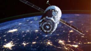 Amazon lanza satélites para competir con Musk por el Internet satelital