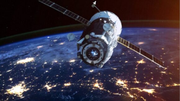 Amazon lanza satélites para competir con Musk por el Internet satelital