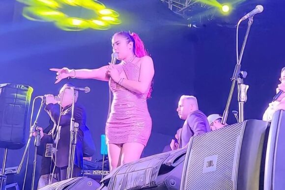 ¿Quién es Azucena Calvay, la artista que se volvió viral en redes sociales?