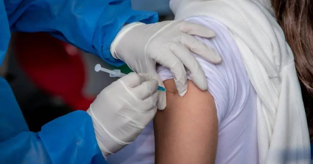 Vacuna bivalente: ¿Qué es y quiénes se la pueden aplicar?