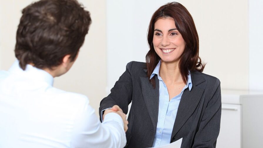¿Cómo debemos responder al ‘por qué deberíamos contratarte’ en una entrevista de trabajo?