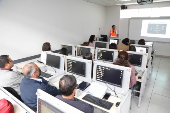 ¿Eres docente? Lanzan renovada malla de cursos digitales gratuitos para maestros de todo el país