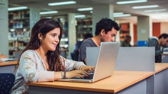 ¿Cómo acceder a las 300 becas para los cursos de 'Gestión Pública descentralizada' y 'Economía para no economistas'?