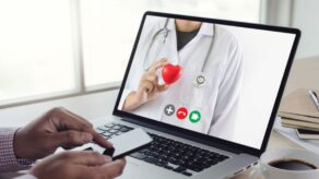 Google prueba en hospitales un chatbot con IA que podría reemplazar a los médicos