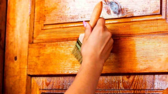 cómo barnizar una puerta de madera pasos