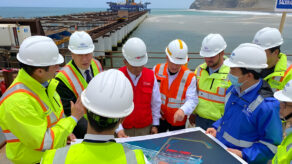 Ingenieros reuniéndose en el puerto de Chancay