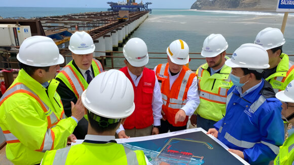 Ingenieros reuniéndose en el puerto de Chancay