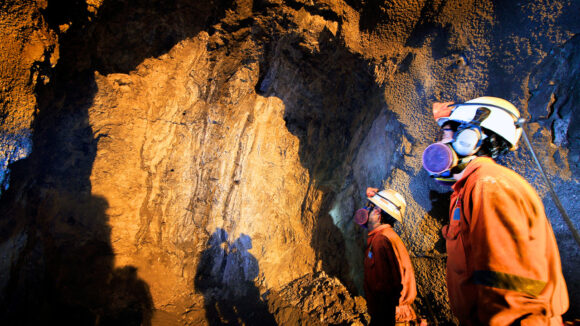 volcan reduce inversiones