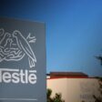 Escandalo en Nestlé; usan más azúcar en productos de bebés en países en desarrollo
