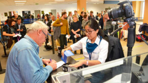 Migraciones suspenderá emisión de pasaportes.