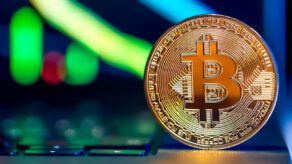 Valor del bitcoin rompe récords: Supera los 111 mil dólares impulsado por bancos y grandes empresas