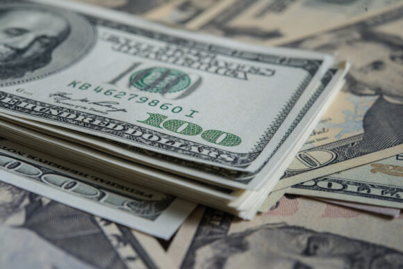 Caída del dólar a S/ 3.58 en Perú: Causas y efectos.