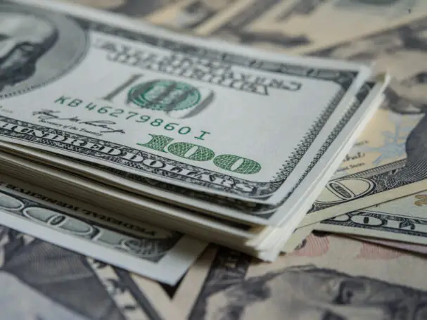Caída del dólar a S/ 3.58 en Perú: Causas y efectos.