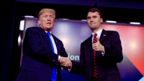 Charlie Kirk muere tras recibir un disparo.