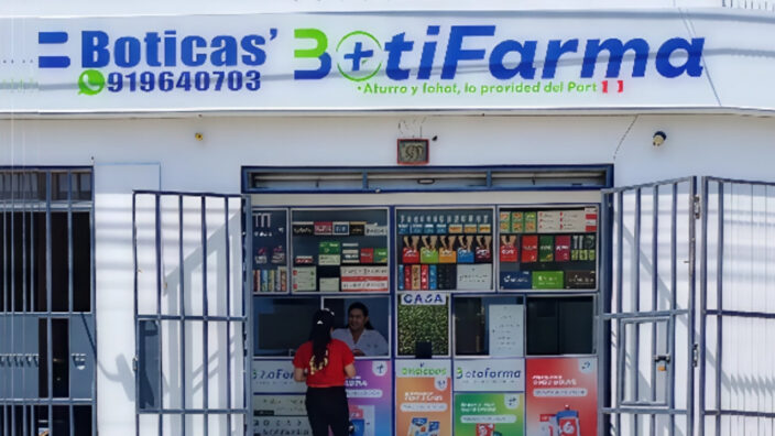 Fachada del local de Botifarma en Villa El Salvador.