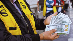 El dólar registra su nivel más bajo desde 2020: ¿qué factores internacionales impulsan la caída?