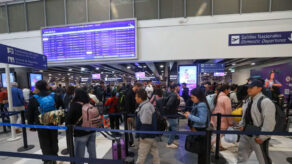 Nueva tarifa del Lima Airport Partners genera críticas por su impacto en precios y competitividad.