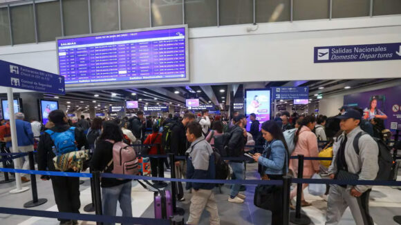 Nueva tarifa del Lima Airport Partners genera críticas por su impacto en precios y competitividad.