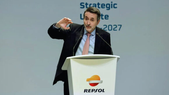 Repsol reportó una caída del 34.3% en 2025 por menor precio del petróleo.