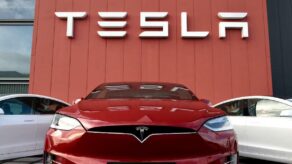 Tesla aumenta ingresos en un 12% en el tercer trimestre, pero sus acciones caen.