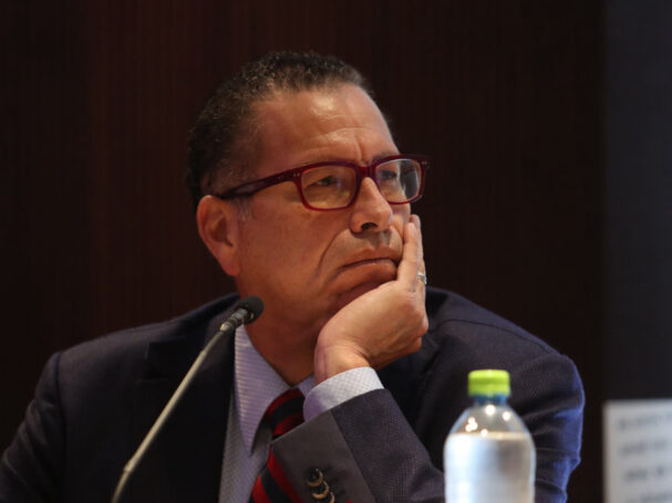 Phillip Butters renuncia a Avanza País y deja sin efecto su precandidatura presidencial para 2026