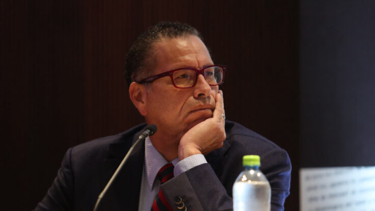 Phillip Butters renuncia a Avanza País y deja sin efecto su precandidatura presidencial para 2026